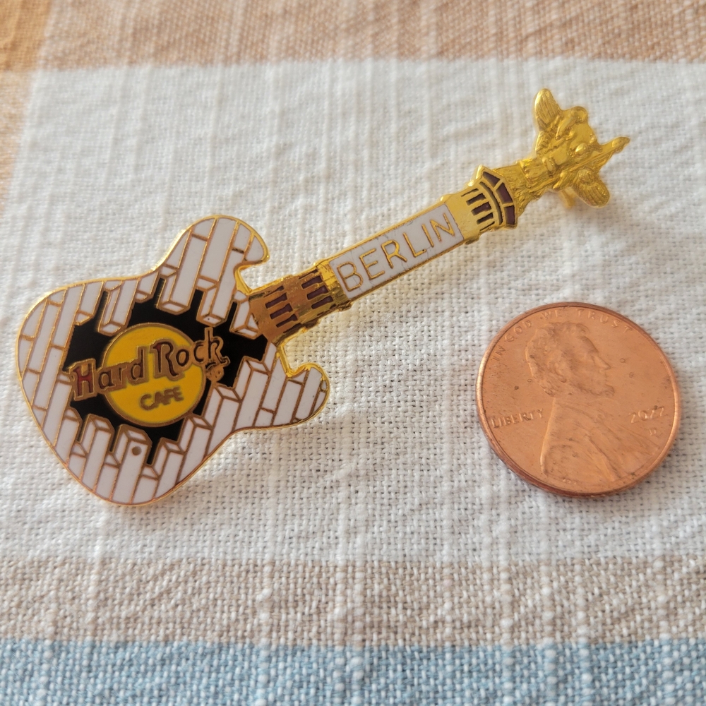 Hard Rock Cafe Berlin Gold and White Guitar Pin